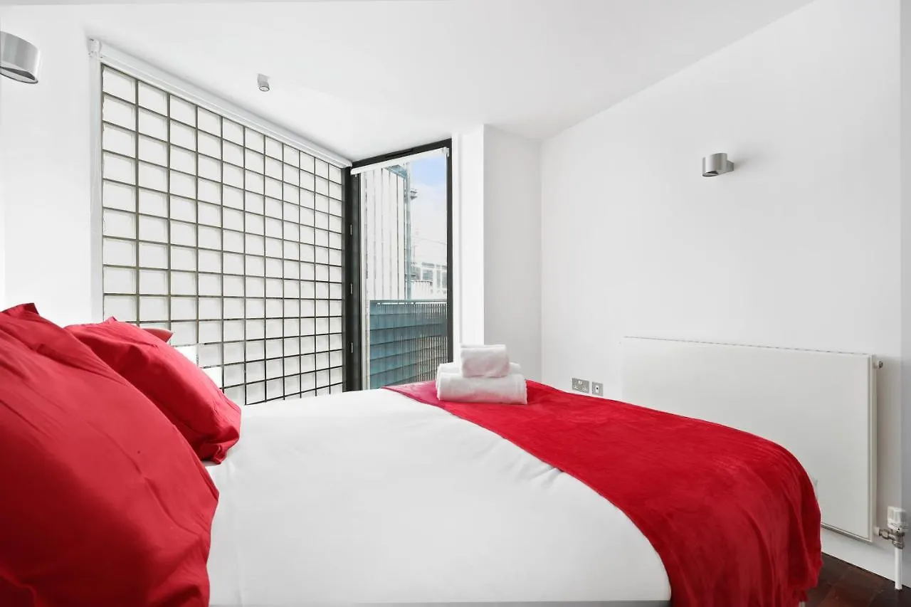 2 Bedroom Apartment Short Term Rental & Flexible Renting Shoreditch With Free Wifi & Balcony London
